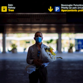 GRAFAND9619. MÁLAGA, 22/06/2020.- Un hombre espera la llegada de su pareja procedente del extranjero en el aeropuerto de Málaga-Costa del Sol hoy lunes en el primer día laborable de la "nueva normalidad" que deja atrás el estado de alarma y permite la