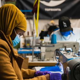 Membres del Sindicant de Manters cosint mascaretes. ACN