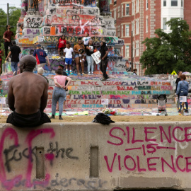 La gente se congrega en la estatua del general confederado Robert E. Lee en Richmond, Virginia, Estados Unidos. REUTERS / Julia Rendleman