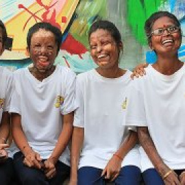 "El ácido nos ha arruinado la cara, pero no nuestra felicidad ni nuestros sueños"