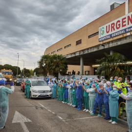Bomberos, miembros de GEACAM y Cruz Roja y trabajadores del Hospital de Talavera rompen en aplausos tras el minuto de silencio que han guardado por las victimas de COVID19. /EFE