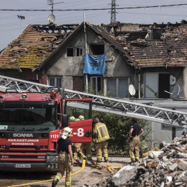 Los bomberos y servicios de emergencia trabajan en la extinción del incendio de un edificio de viviendas en el barrio bilbaíno de Zorrozas. EFE/Miguel Toña