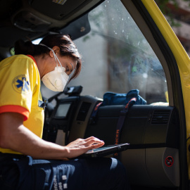 Una tècnic del Sistema d'Emergències Mèdiques (SEM) de la Generalitat de Catalunya en una ambulància durant un servei a Barcelona. Pau Venteo / Europa Press