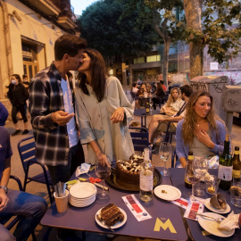 Un grupo celebra un cumpleaños en una terraza en el barrio barcelonés de Sant Antoni.- EFE/Marta Pérez