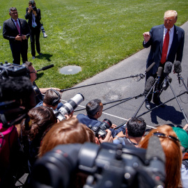 El presidente de Estados Unidos, Donald Trump, atiende a los medios en los jardines de la Casa Blanca, en Washington. EFE/ Shawn Thew