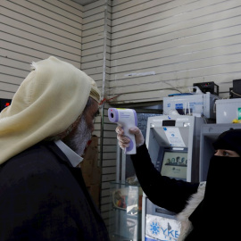 Una trabajadora comprueba la temperatura de un consumidor en un supermercado de Yemen.- EFE