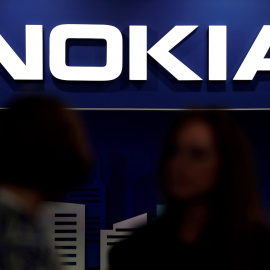 El logo de la compañía de telecomunicaciones finalndera Nokia, en su stand en el Mobile World Congress de Barcelona, en 2019. REUTERS/Sergio Perez
