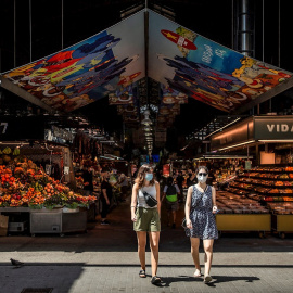 Dos visitantes salen del mercado de la Boquería de Barcelona este martes | EFE