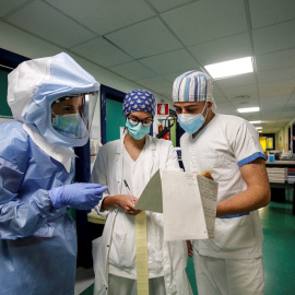 Profesionales trabajando en la UCI del hospital Policlinico di Tor Vergata, en Roma | EFE