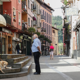 09/07/2020 - Vecinos de Ordizia conversan en la calle Etxezarreta donde se originó el brote de esta localidad guipuzcoana. EFE/Juan Herrero