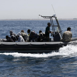 Imagen de archivo de un grupo de migrantes interceptados en costas británicas. REUTERS/Ismail Zitouny