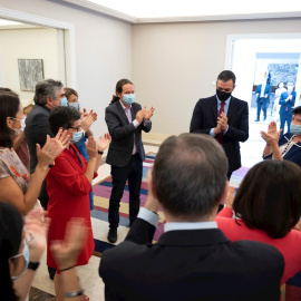 21/07/2020.- El presidente del Gobierno, Pedro Sánchez, y los miembros de su gabinete aplauden a su llegada a la reunión del Consejo de Ministros, este martes en Moncloa, tras el acuerdo alcanzado esta madrugada entre los líderes de la Unión Europea p