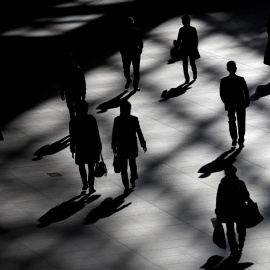 Gente caminando en el interior de un edificio en Tokio. REUTERS/Issei Kato