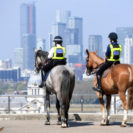 Policía montada en el Parque de Greenwich, en Londres, durante el confinamiento. | EFE