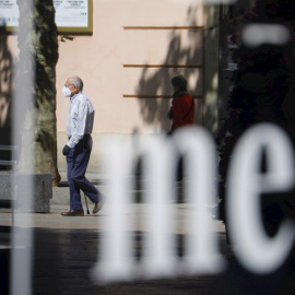Un hombre mayor pasea protegido con su mascarilla por el centro de Córdoba donde hay un poco más de movimiento de personas por la aperturas de diferentes comercios, en la fase 1 de la desescalada en el estado de alarma por la crisis sanitaria de la COVI