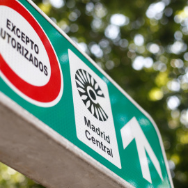 04/07/2019 - Señal con símbolo de prohibido aparcar al lado del distintivo de Madrid Central. / EUROPA PRESS