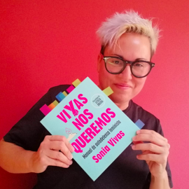 Sonia Vivas con su libro Vivas nos queremos. Manual de autodefensa feminista