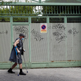 Un anciano pasea por el madrileño barrio de Carabanchel en Madrid, este martes en la Comunidad durante la fase 1 de desescalada. EFE/ Mariscal