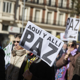  Varias personas marchan en una movilización por la Paz en Ucrania desde Plaza de Callao hasta el Ministerio de Asuntos Exteriores, a 25 de febrero de 2023, en Madrid (España).Jesús Hellín / Europa Press 25/2/2023