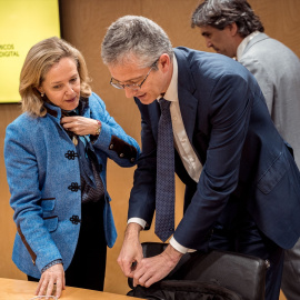  La vicepresidenta segunda y ministra de Asuntos Económicos y Transformación Digital, Nadia Calviño y el gobernador del Banco de España, Pablo Hernández de Cos, durante un encuentro con representantes de entidades financieras y asociaciones de usuari