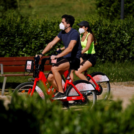 20/05/2020.- Barceloneses en el Parque de la Ciutadella con mascarillas. / EFE - TONI ALBIR