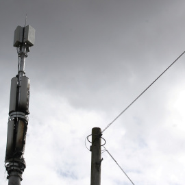 Una torre de telefonía de Inglaterra, quemada por la difusión de un bulo sobre el coronavirus. REUTERS/Carl Recine