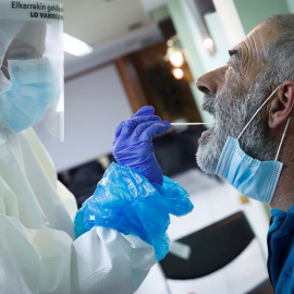 Sanitarios de DYA Gipuzkoa en colaboración con Osakidetza y el departamento de Agricultura, Pesca y Política Alimentaria del Gobierno Vasco, han realizado este viernes el test de coronavirus a los pescadores que vayan a faenar estos días en la costera 