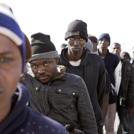 Los 33 inmigrantes de origen subsahariano, entre ellos seis mujeres, que han sido rescatados de una patera esta mañana por efectivos de Salvamento Marítimo a 40 millas al sudeste de Motril, han llegado en buenas condiciones de salud al puerto de Motril 