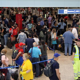 Pasajeros esperan en el Aeropuerto de Roma Fiumicino, frente a los mostradores de facturación de British Airways, tras la suspensión de vuelos a Gatwitck y Heatrhow, Londres. EFE/EPA/TELENEWS