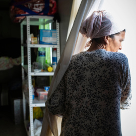 Una de las temporeras que convive con Fatima, en el módulo prefabricado donde se se hacinan para dormir de seis en seis.- JAIRO VARGAS