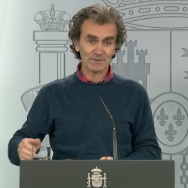 Captura de la señal institucional del Palacio de la Moncloa del director del Centro de Coordinación de Alertas y Emergencias Sanitarias del Ministerio de Sanidad, Fernando Simón, durante la rueda de prensa. EFE/Moncloa