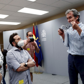 El director del Centro de Coordinación de Alertas y Emergencias Sanitarias, Fernando Simón (d), habla con los periodistas tras ofrecer una rueda de prensa para informar de la situación de la covid-19. /EFE