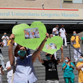 29/06/2020.- Trabajadoras de la limpieza del Hospital Gregorio Marañon durante una concentración a las puertas del centro hospitalario con motivo de la huelga de 48 horas que incian este lunes en protesta por la privatización del servicio. EFE/Fernando