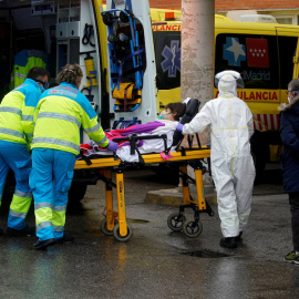 Los trabajadores de la salud empujan a un paciente en una camilla camino del Hospital 12 de Octubre en Madrid. REUTERS / Juan Medina