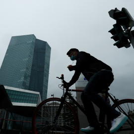 Un hombre en bicicleta pasa por delante del rascacielos donde tiene su sede en Fráncfort el BCE. REUTERS