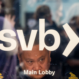  Un guardia de seguridad mira por la puerta mientras los clientes hacen fila en la sede de Silicon Valley Bank en Santa Clara, California, el 13 de marzo de 2023. AFP