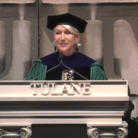Helen Mirren durante su discurso en la Universidad de Tulane