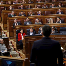 Varios ministros escuchan a Sánchez, de espaldas. (BALLESTEROS | EFE)