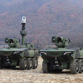 Los vehículos terrestres no tripulados (UGV) de última generación fabricados por Hanwha Defense participan en una prueba de rendimiento en US Camp Humphreys en Pyeongtaek (Corea del Sur). Foto: -/Hanwha Aerospace Co. via YNA/dpa