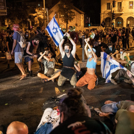 Pie de Foto: 24 July 2020, Israel, Jerusalem: Israelis take part in a protest against Israeli Prime Minister Benjamin Netanyahu near his residence in Jerusalem. Netanyahu has been indicted for bribery, fraud and breach of trust in several cases but denies