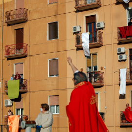 Un vecindario de Taranto celebra el Viernes Santo. REUTERS.