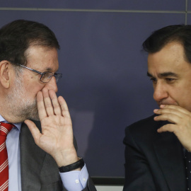 El jefe del Ejecutivo, Mariano Rajoy, y el coordinador general del PP, Fernando Martínez-Maillo, conversan al inicio de la reunión del Comité Ejecutivo Nacional del partido. EFE/Emilio Naranjo