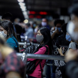 El último boletín divulgado por el Ministerio de Salud informó igualmente que otras 4.000 muertes están siendo investigadas por su relación con el virus, mientras que el número de personas recuperadas ya llega a 1.078.763, lo que supone el 59,9 % de