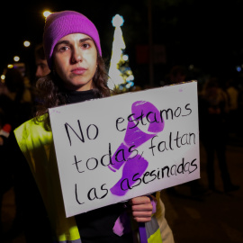 Una mujer sostiene una pancarta en la que se lee 'No estamos solas, faltan las asesinadas', en la manifestación del Día Internacional para la Eliminación de la Violencia contra las Mujeres. / Europa Press / Archivo