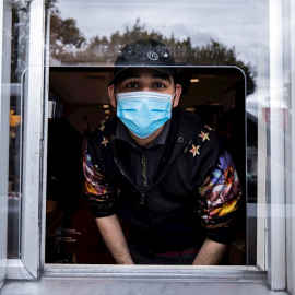 Una trabajadora de Mcdonalds en Los Angeles.- EFE