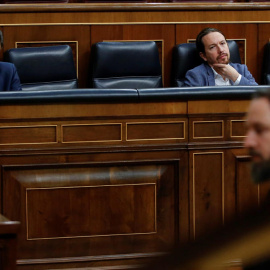Pedro Sánchez y Pablo Iglesias durante el pleno del Congreso. - EFE