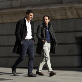 Pablo Iglesias y Pedro Sánchez, en su llegada juntos al Congreso antes de su reunión. EFE/J. J. Guillén