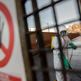 08/05/2020.- Un equipo de especialistas de la Brigada Forestal BRIFOR ha procedido este viernes a la desinfección de las zonas comunes de un edificio de Santa Cruz de Tenerife. / EFE - Ramón de la Rocha