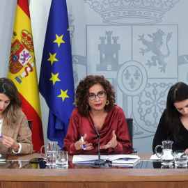 Las ministras de Trabajo, Yolanda Díaz; Hacienda, María Jesús Montero e Igualdad, Irene Montero (i a d); durante la rueda de prensa posterior a la reunión del Consejo de Ministros, en La Moncloa. EFE/Juan Carlos Hidalgo