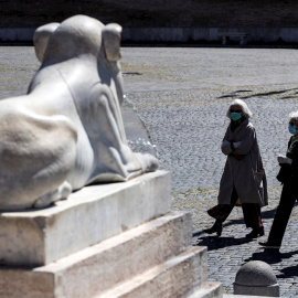 Personas con máscaras protectorasn en la plaza Piazza del Popolo en Roma, Italia, durante un encierro nacional por la pandemia.- EFE / EPA / ANGELO CARCONI